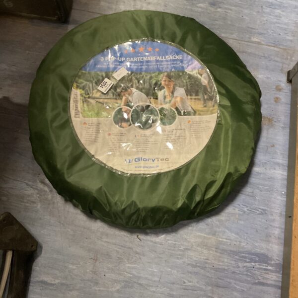 Lot of three pop-up garden sacks for garden waste collection.