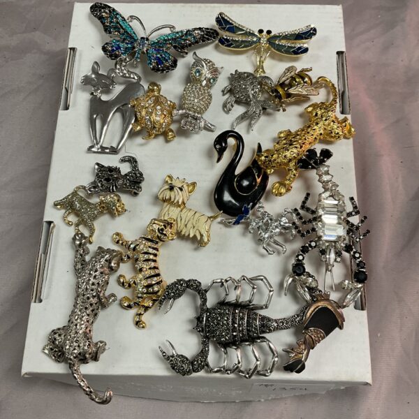 Tray of assorted vintage brooches and pins, colourful jewellery lot.