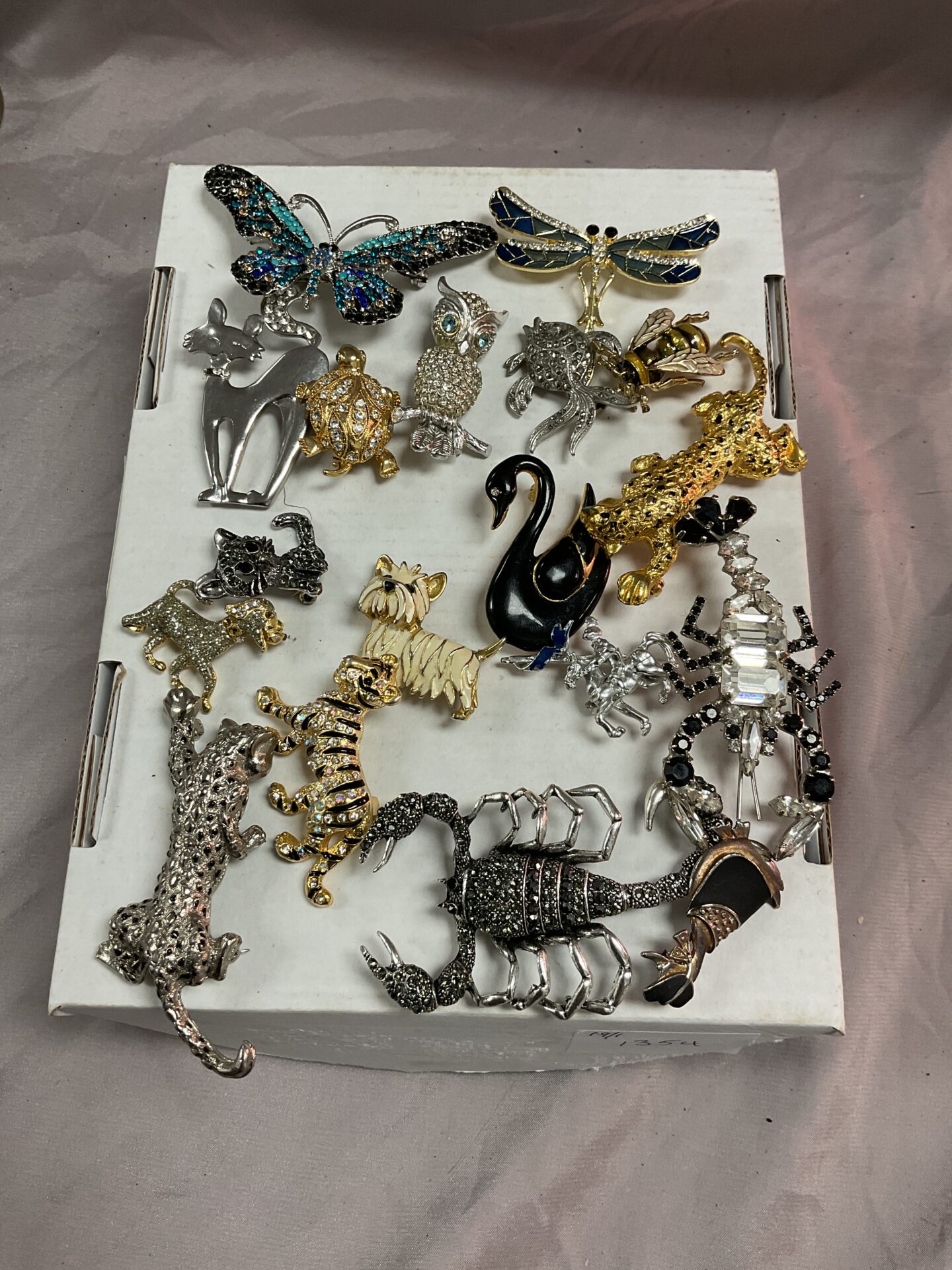 774 Tray of 17 Assorted Brooches
