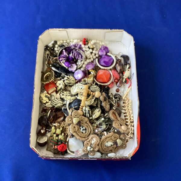 Tray of vintage costume jewellery including brooches and beads.