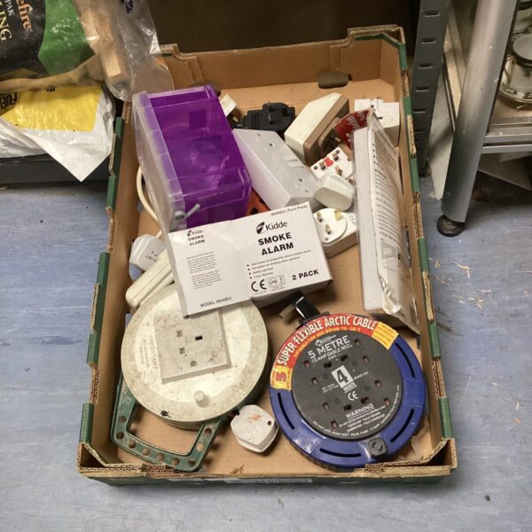 Tray of extension reels and a Kiddle smoke alarm for sale.