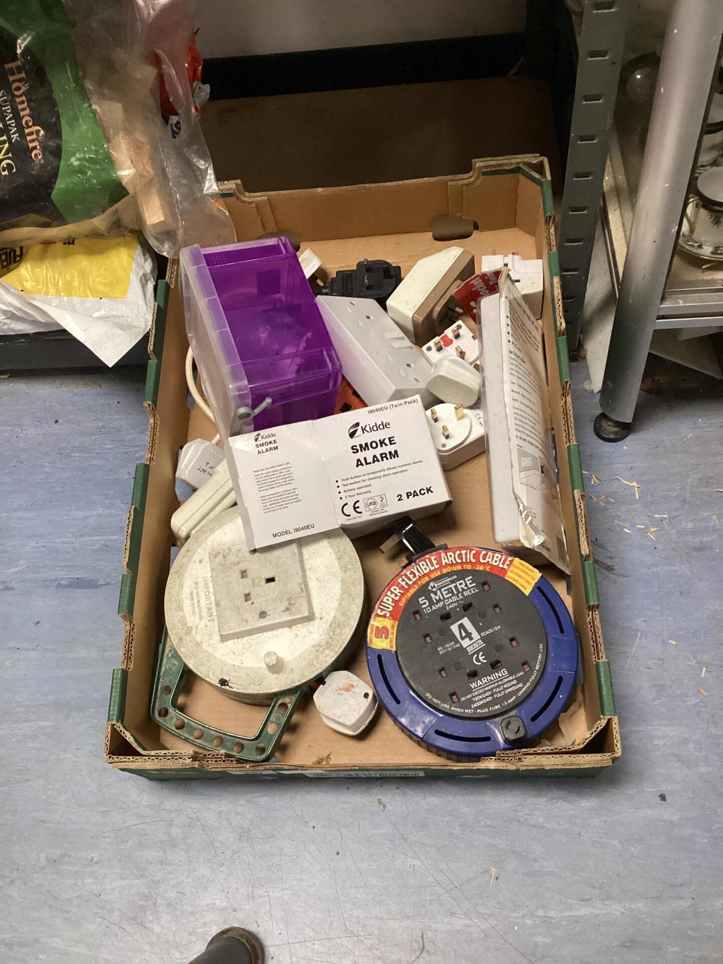 957 Tray of power extension reels & smoke alarm