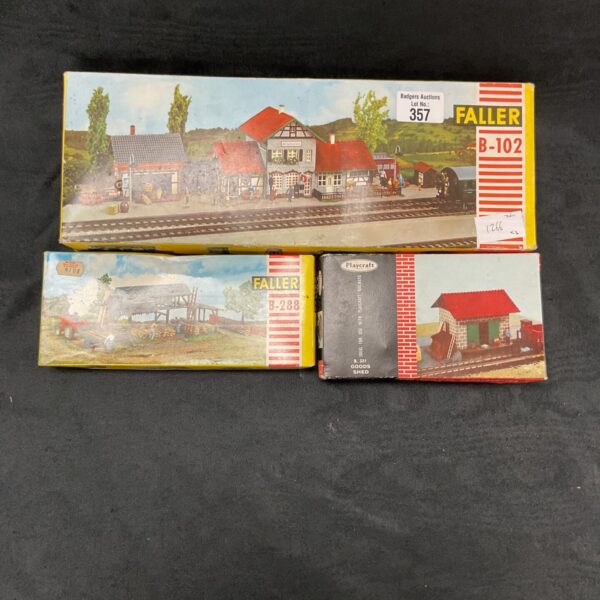Vintage Faller B-102 model kit box with building facade illustration.