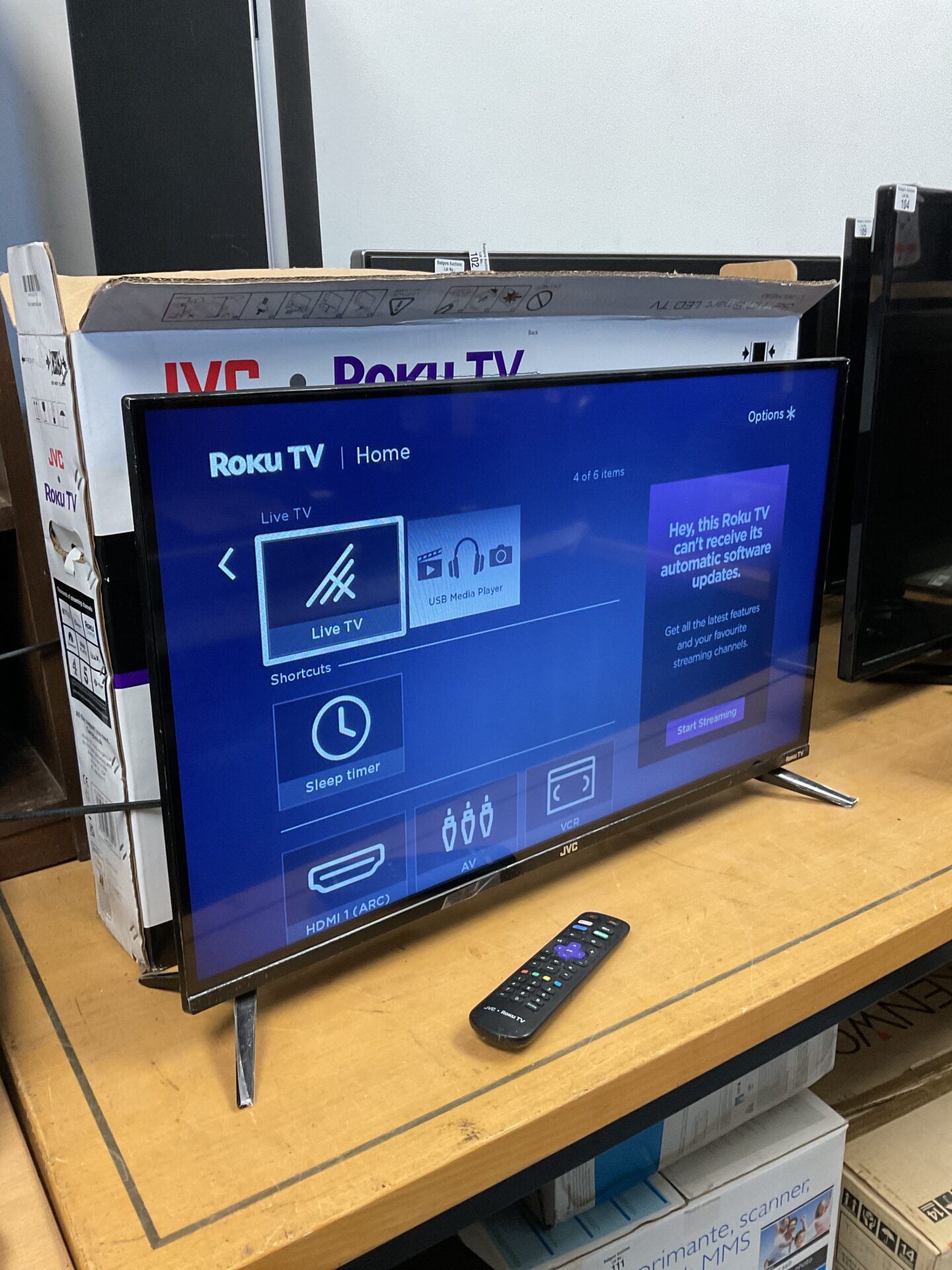 100 Jvc 32” roku hd smart tv working with remote
