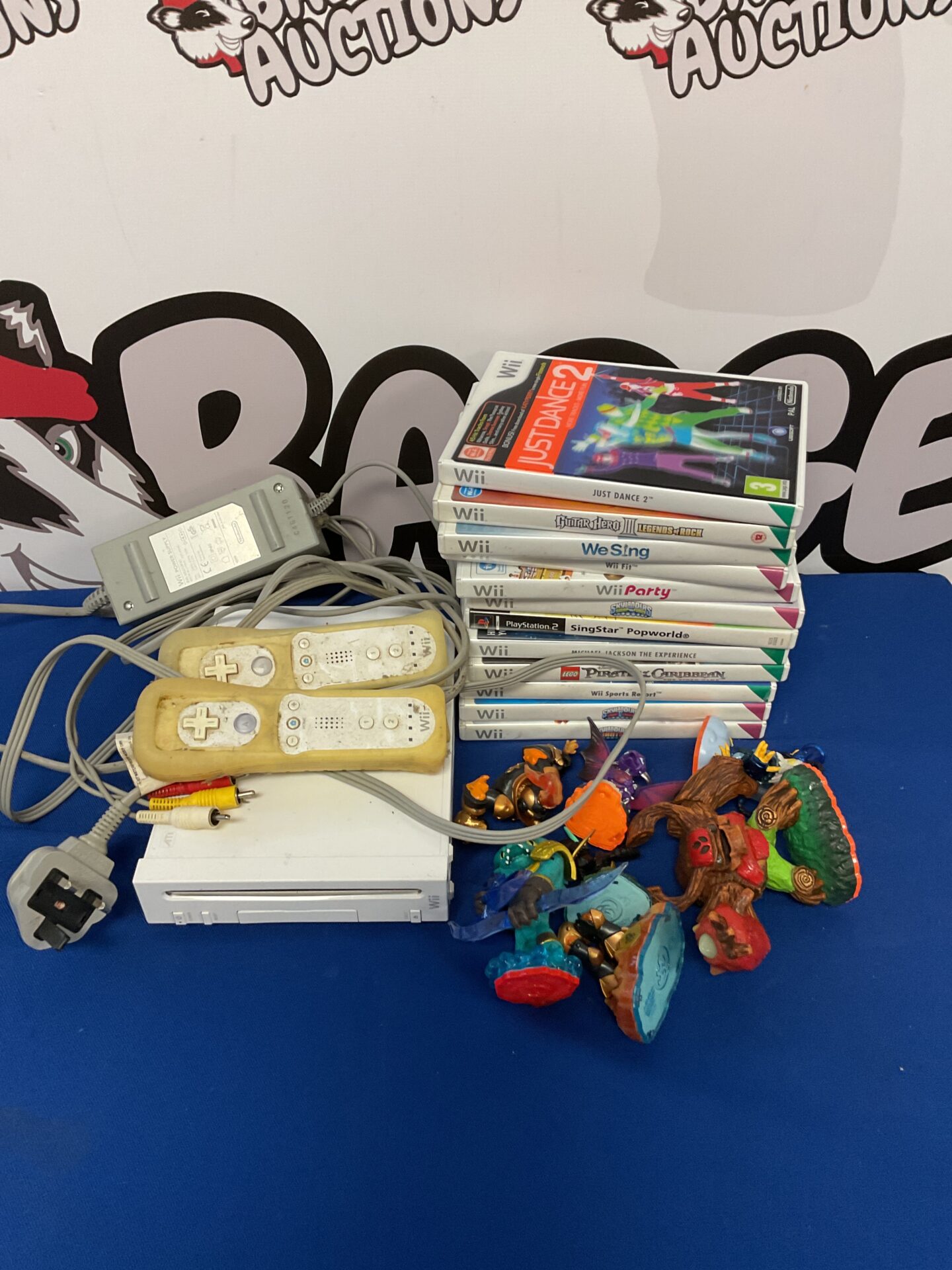 178 Nintendo wii console with cables & games