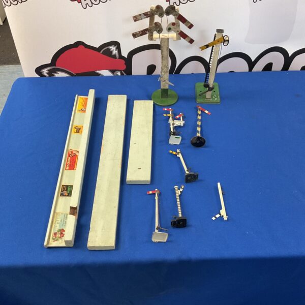 Vintage Hornby train signals for model railways and collectors.