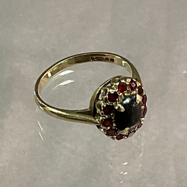 Vintage 9ct gold ring with red and black stones.