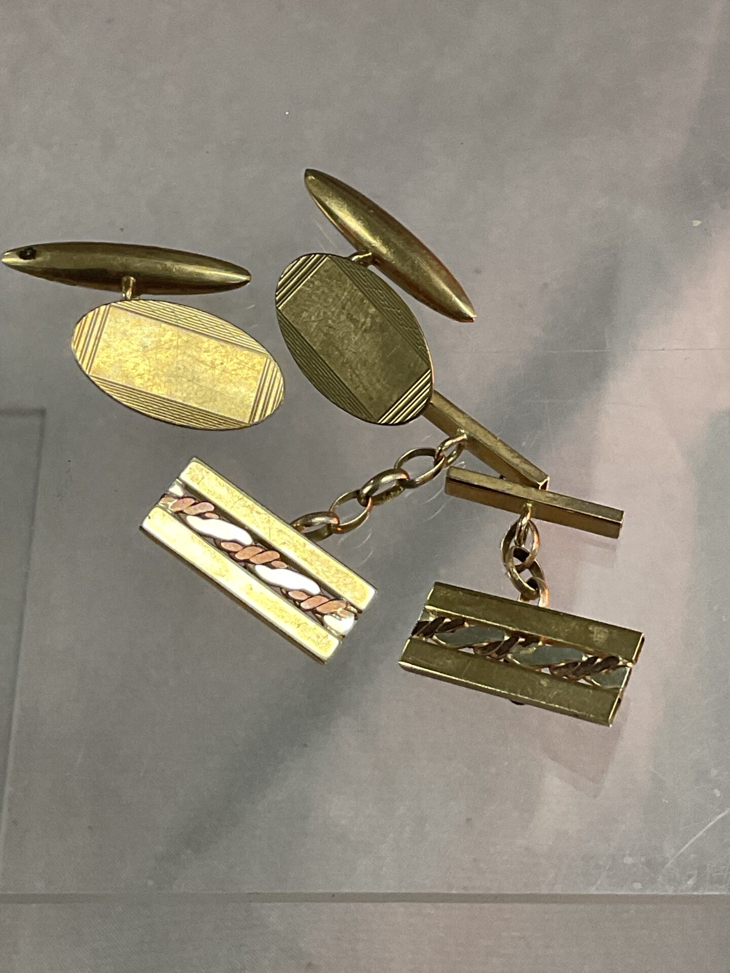 886 Two pairs 9ct gold cufflinks 7.49g