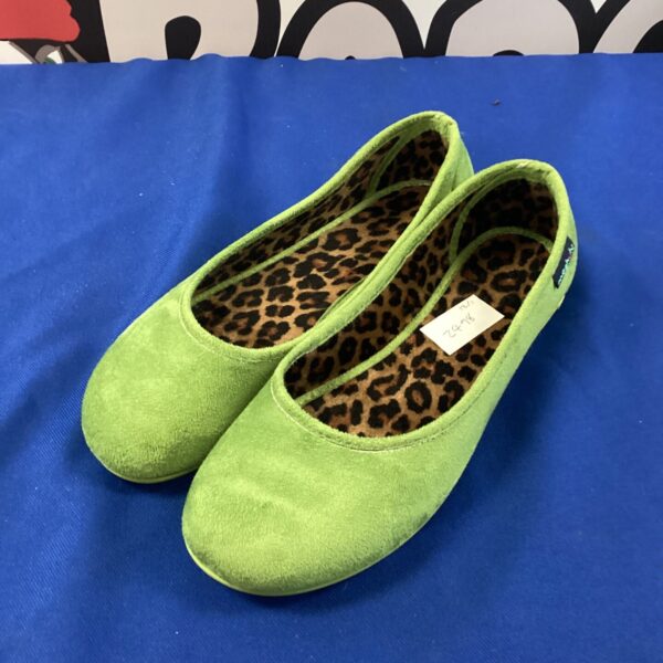 Ladies green velor suede shoes size 5 by Moshulu.