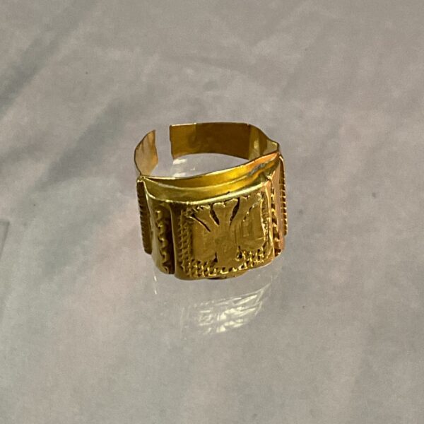 Vintage 21K gold ring with embossed bezel detailing.