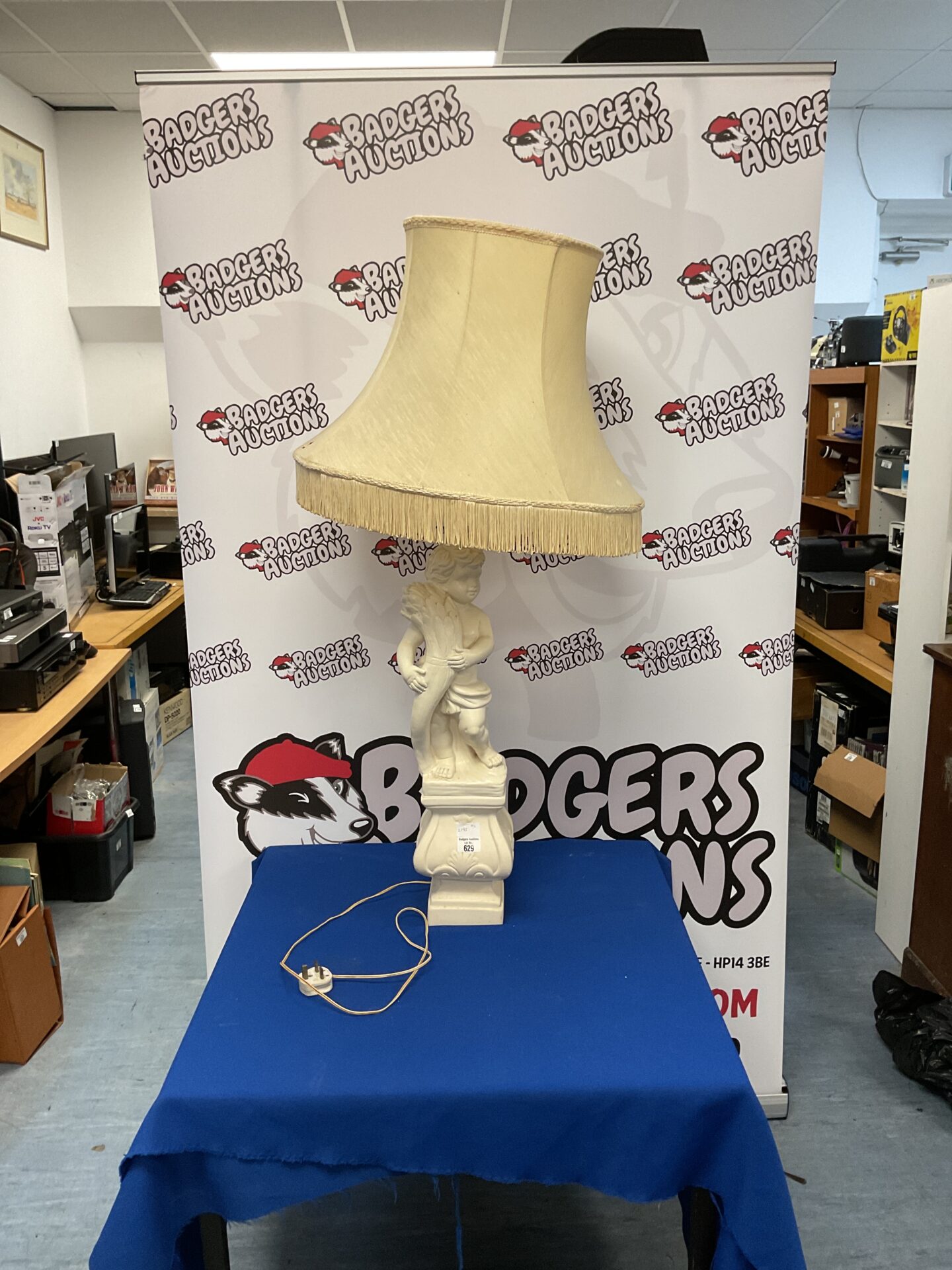 629 Large vintage cherub holding wheatscheath table lamp