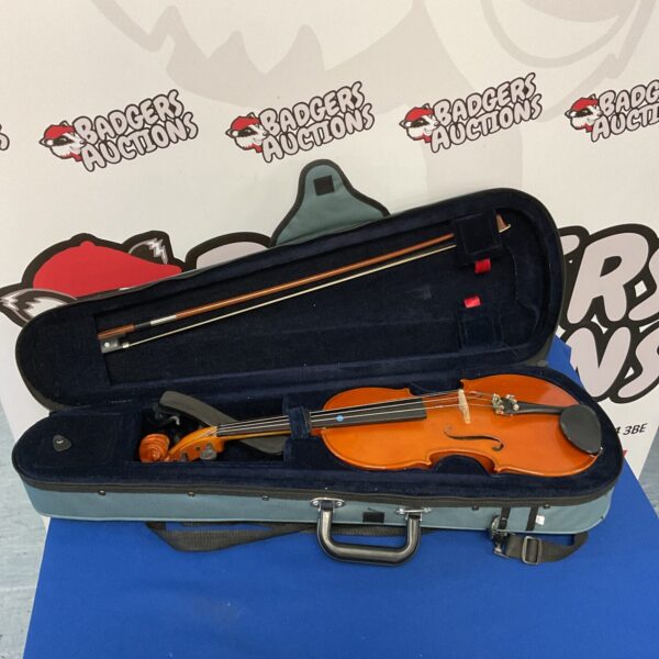 Skylark 3/4 violin in a case with bow, student instrument.