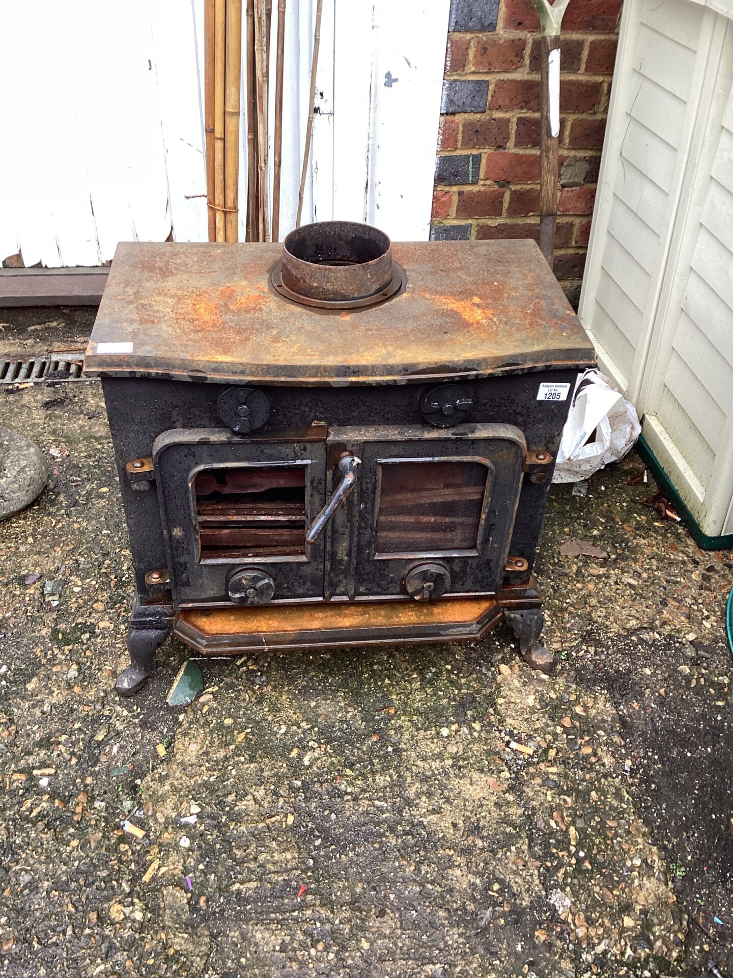 1205 Iron log burning Fire in need of repair