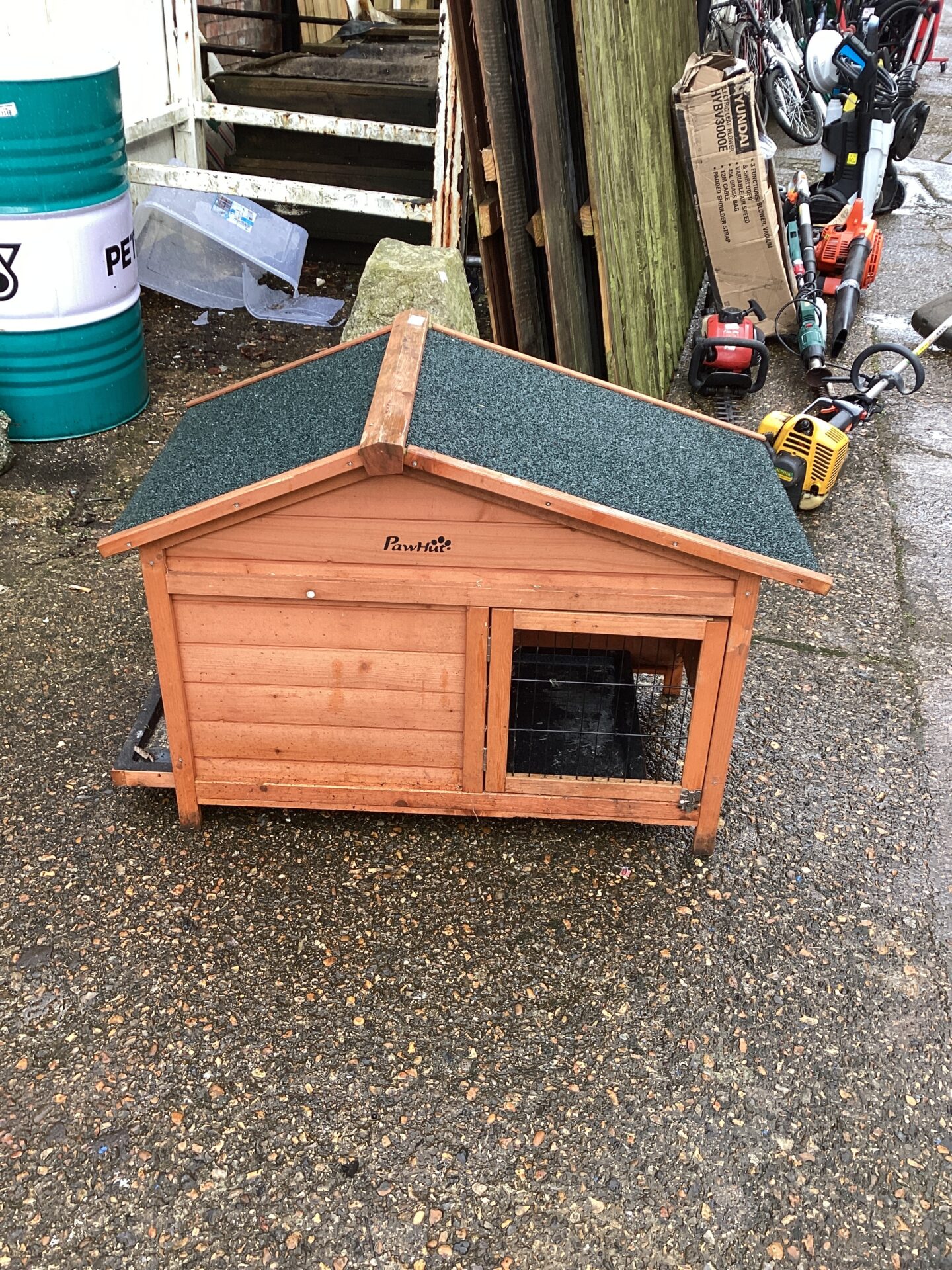 1183 Pawhut animal hutch