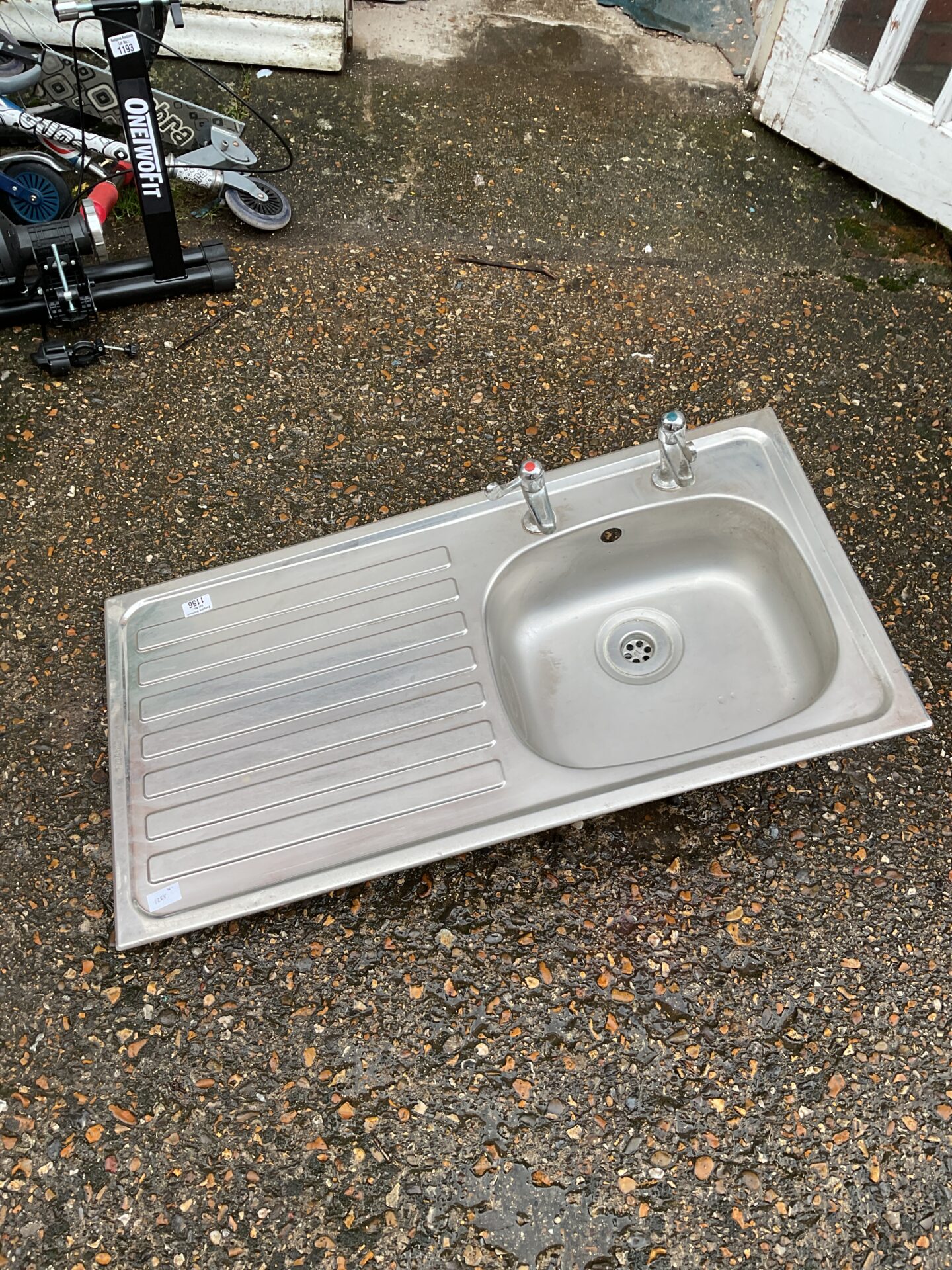 1156 Stainless steel sink & taps