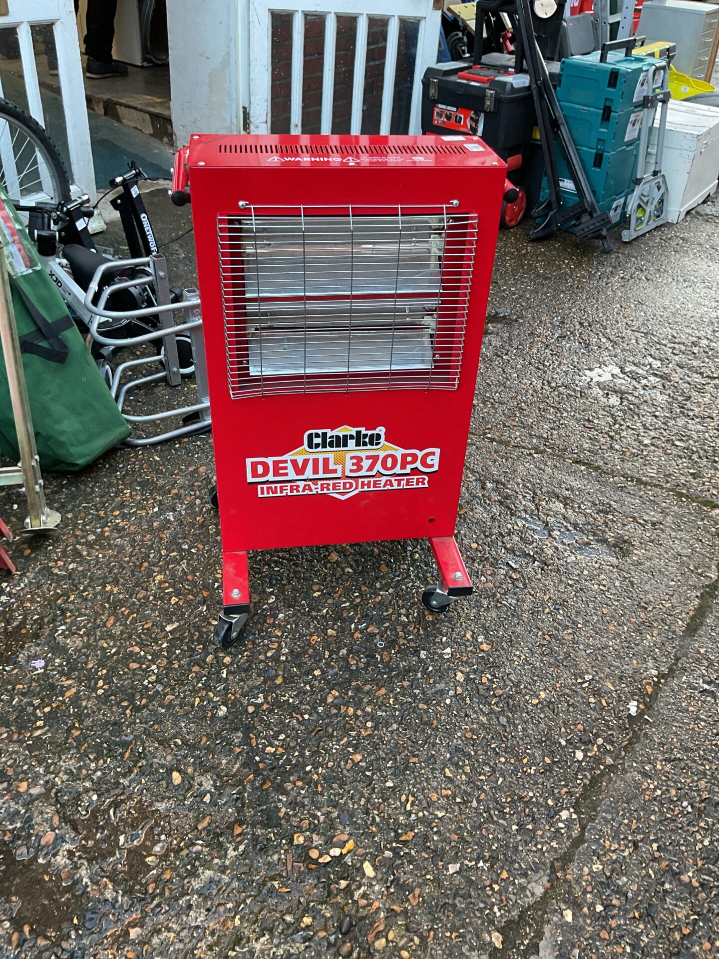 1158 Clarke devil 370pc infared heater