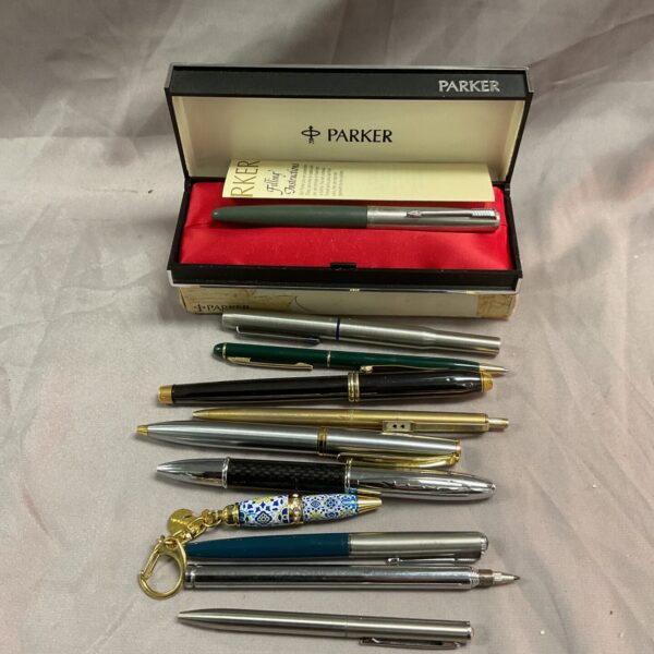 Assorted pens including Parker brand in a pen lot.