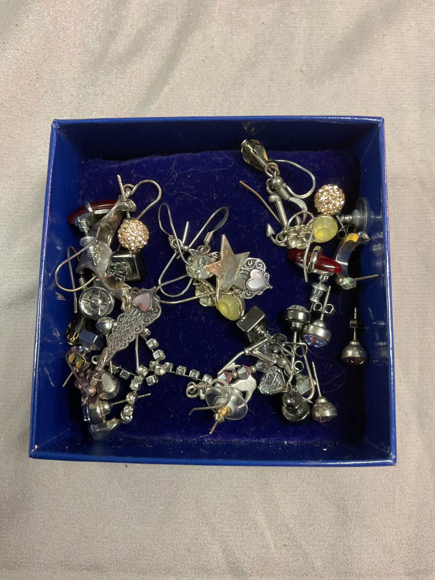 786 Tray of assorted earrings