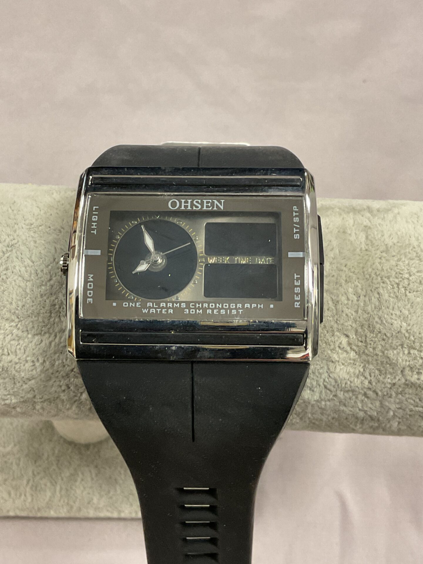 805 Olsen Quartz digital wristwatch new in package