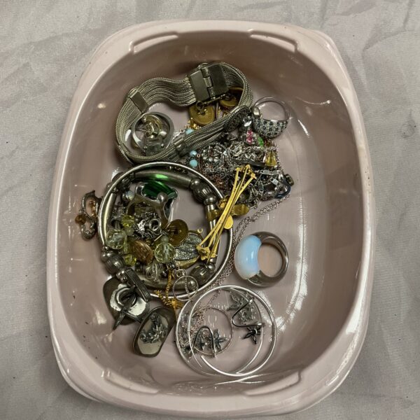 Tray of vintage costume jewellery including brooches and a necklace.