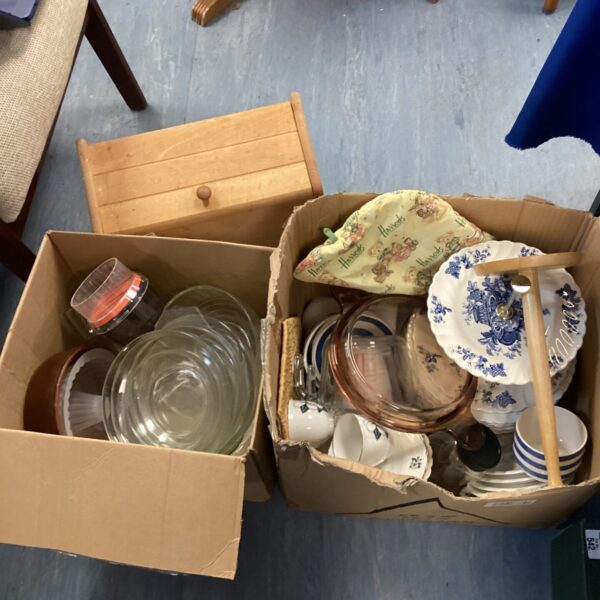 Mixed kitchenware lot with vintage plates and baking moulds.