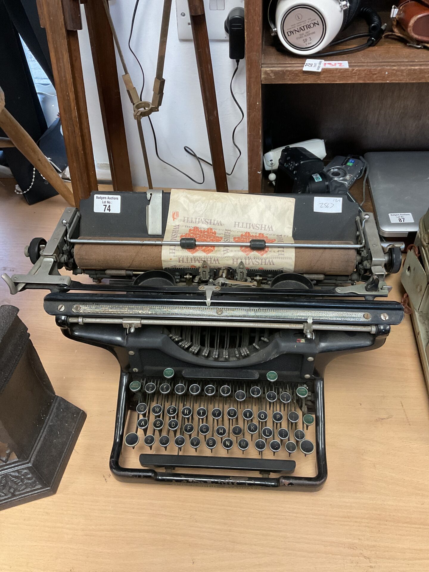 074 1930s underwood standard mechanical typewriter (missing one foot)