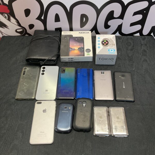 Assortment of used mobile phones including Samsung and Apple devices.