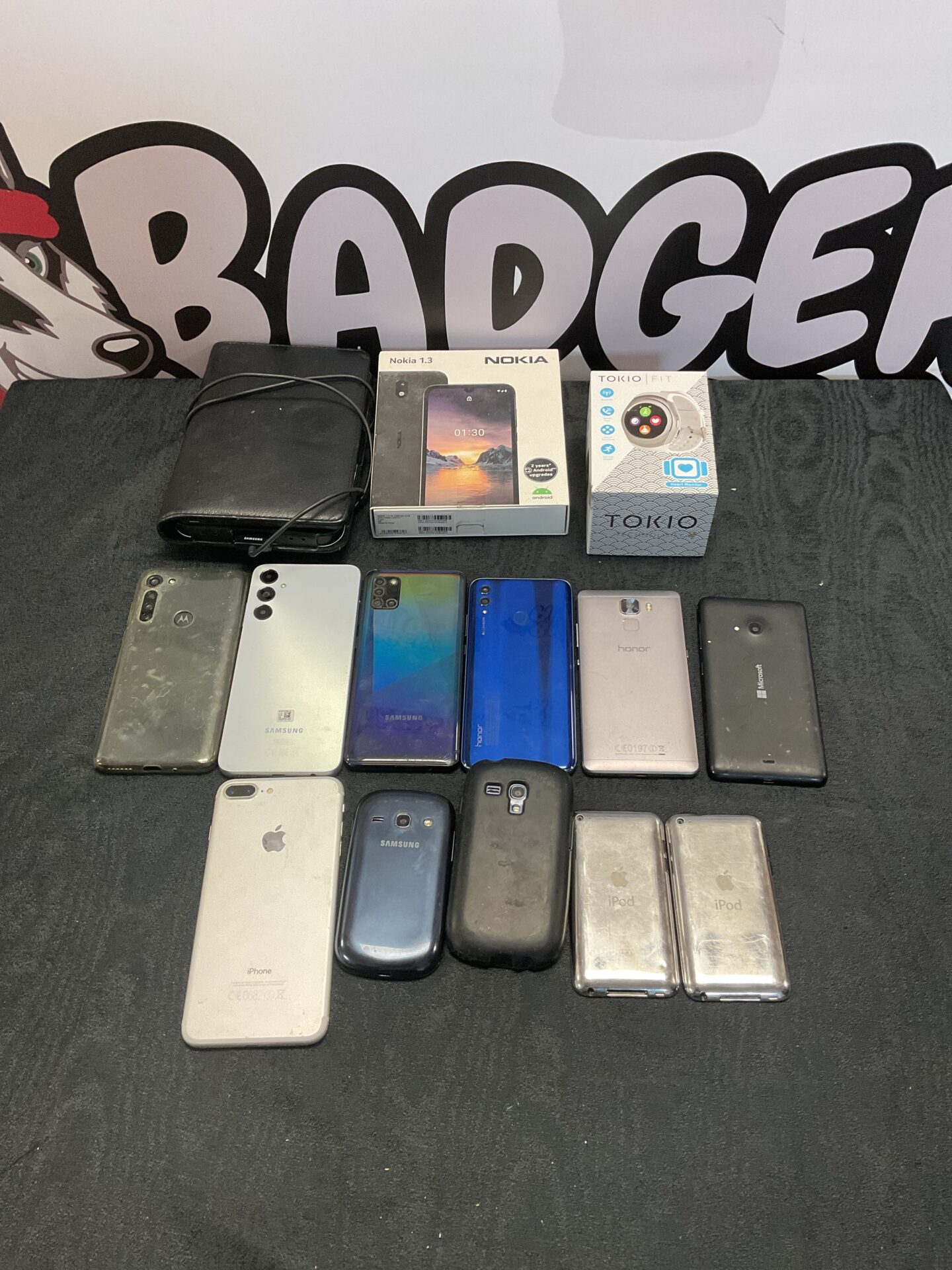 088 Box of mobile phones including samsung & apple