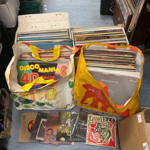 Overview of a large lot of 12 inch vinyl records.