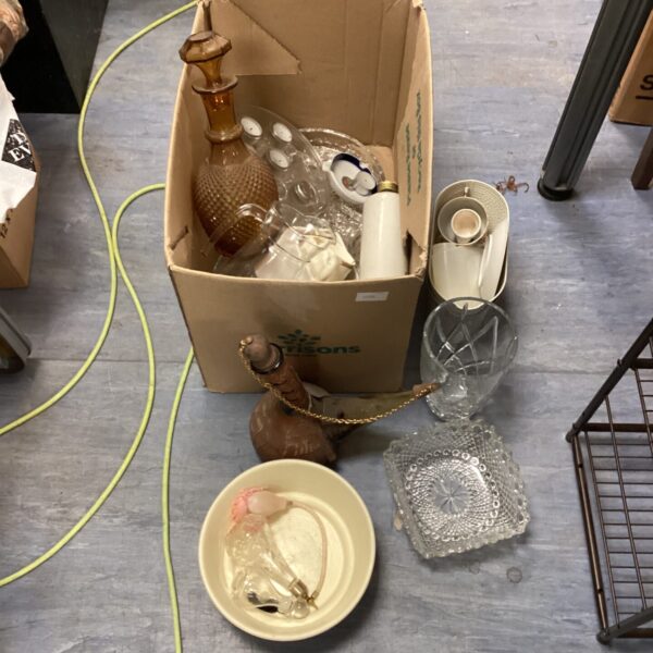 Mixed glassware lot featuring a vintage Ibiza oil decanter.
