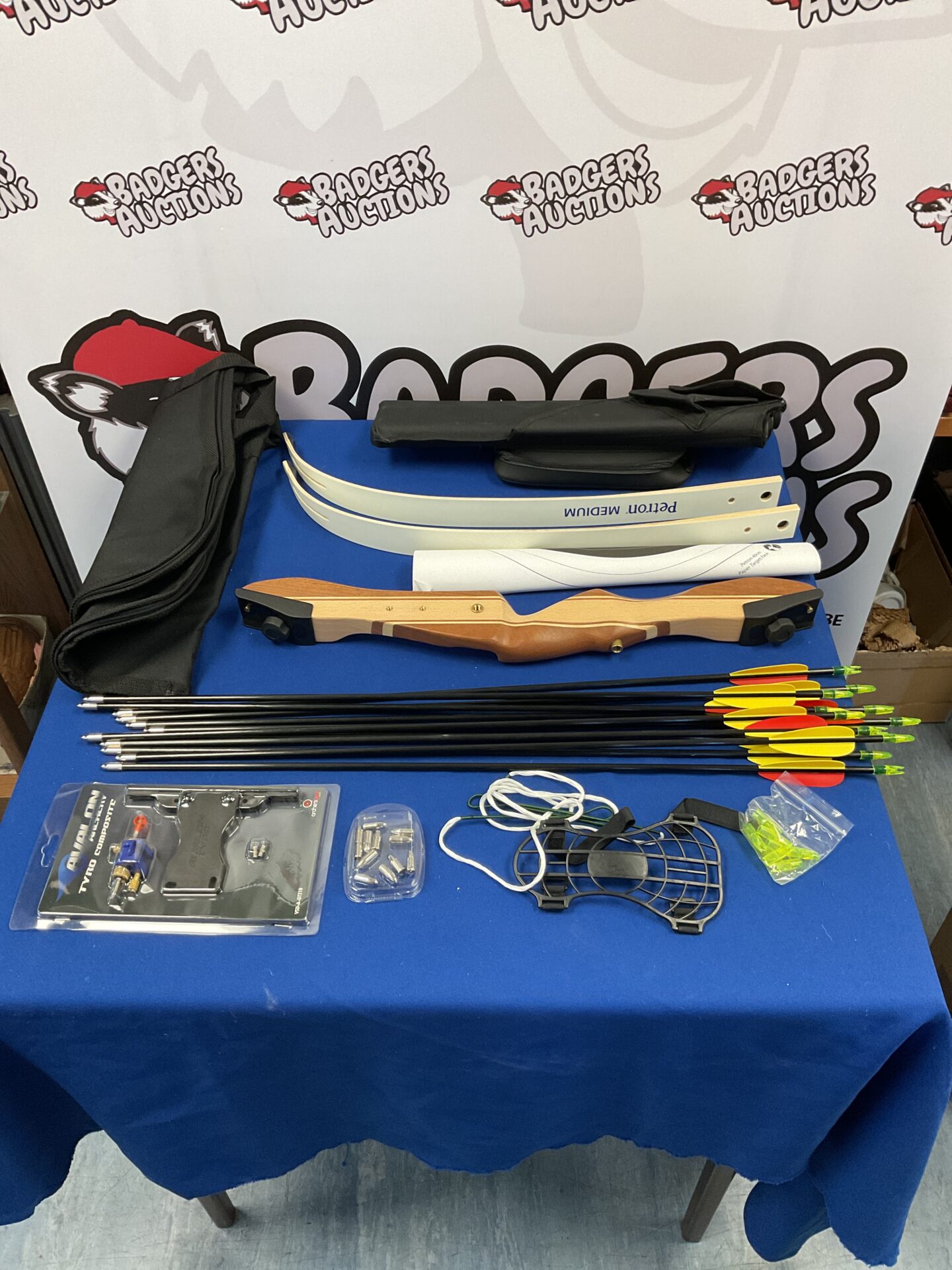 738 New petron medium left handed bow kit