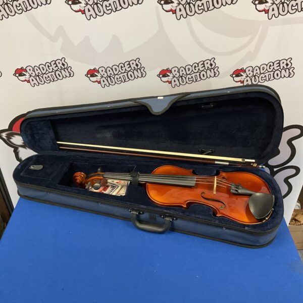 Skylark 4/4 violin in case with bow, a used string instrument.