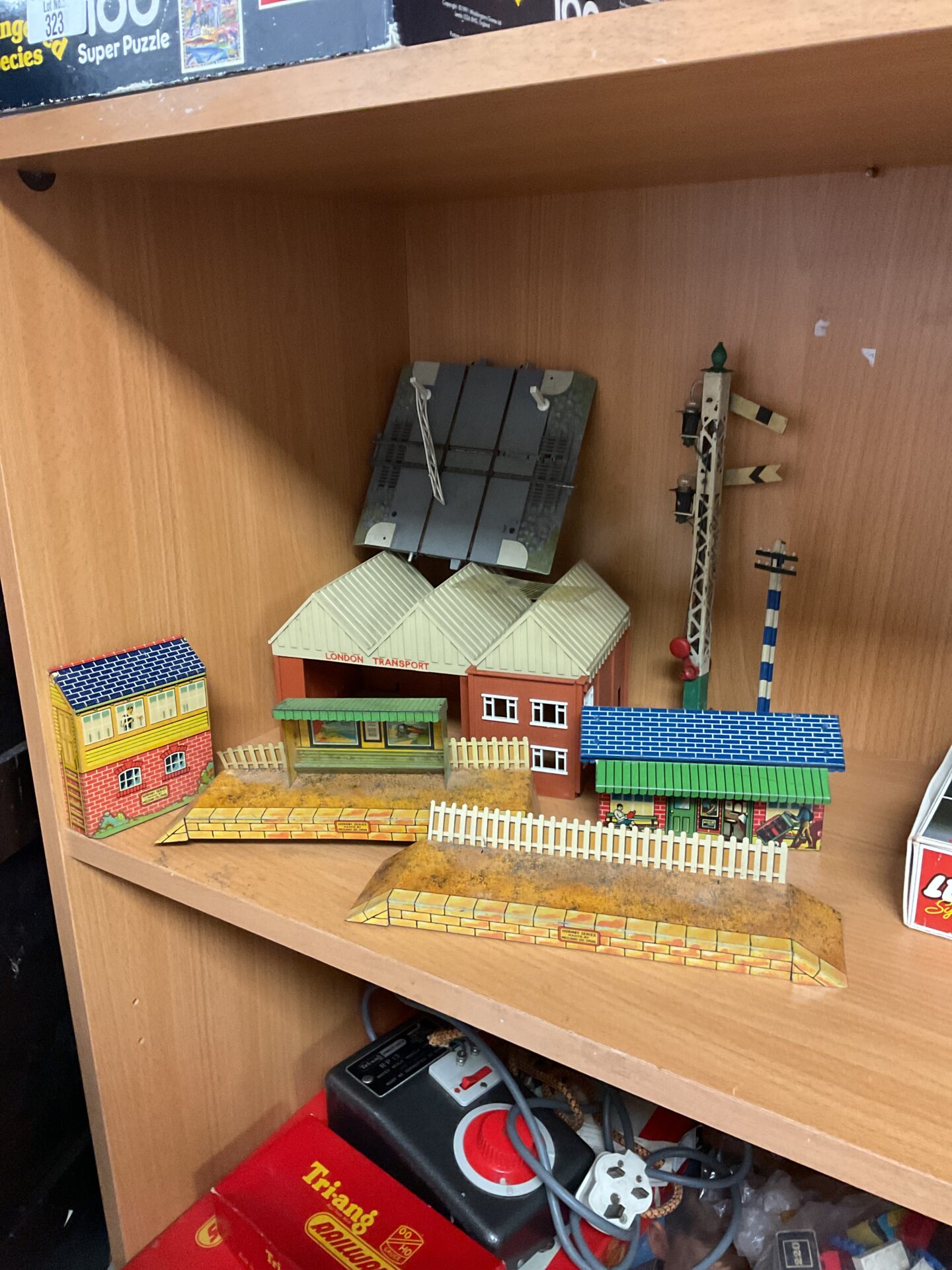 344 Vintage hornby tin train station & signals