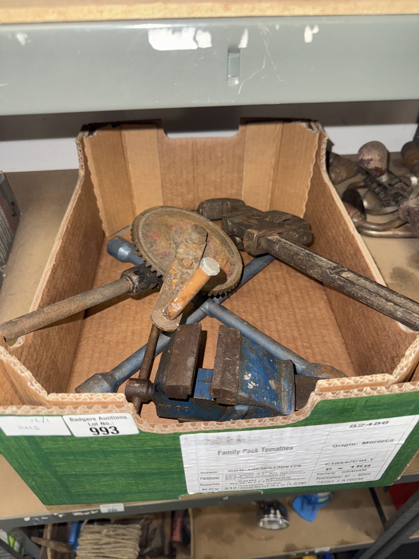993 Tray of shed clearance items inc small vice, stilson grips & others