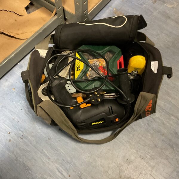 Mixed lot of toolware including Bosch and Challange tools in a bag.