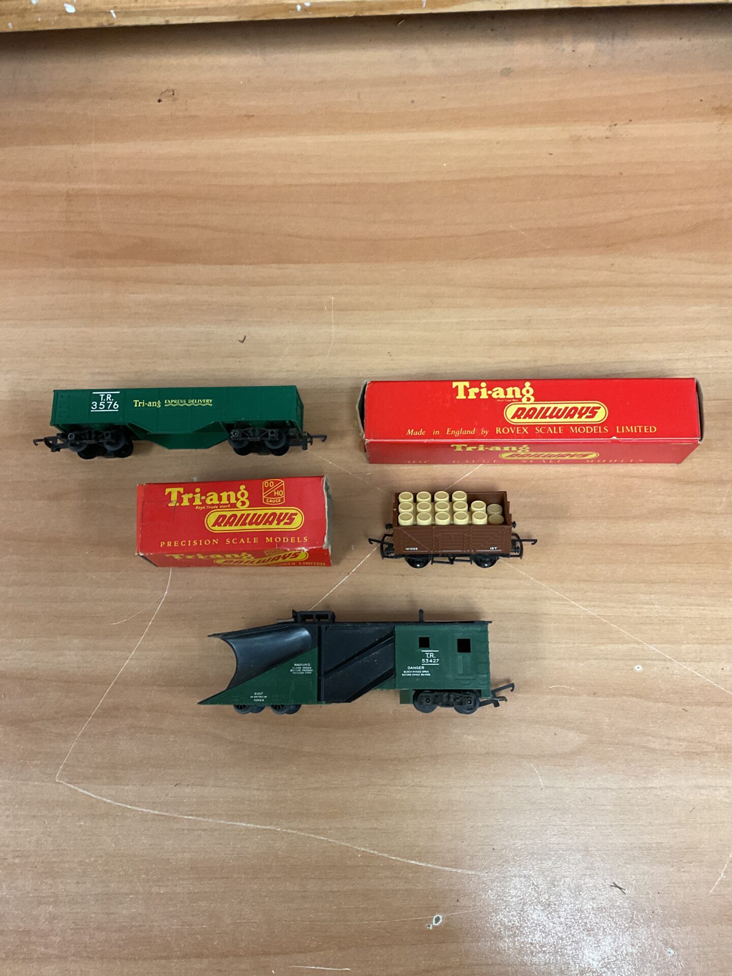 363 Vintage triang railways tr 53427 with r116 godola & r245 barrel wagon