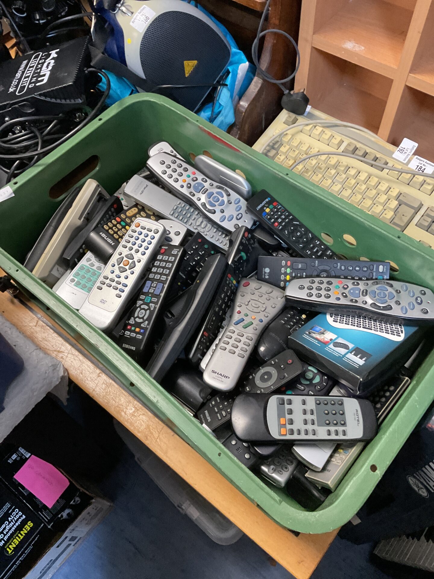 193 Large tray of remote cobtrols