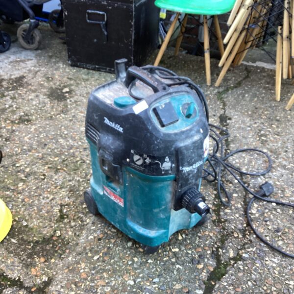 Used Makita vacuum cleaner in a workshop setting.