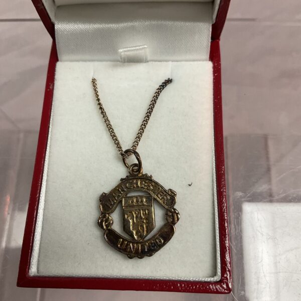 Vintage Manchester United pendant necklace with enamel crest.
