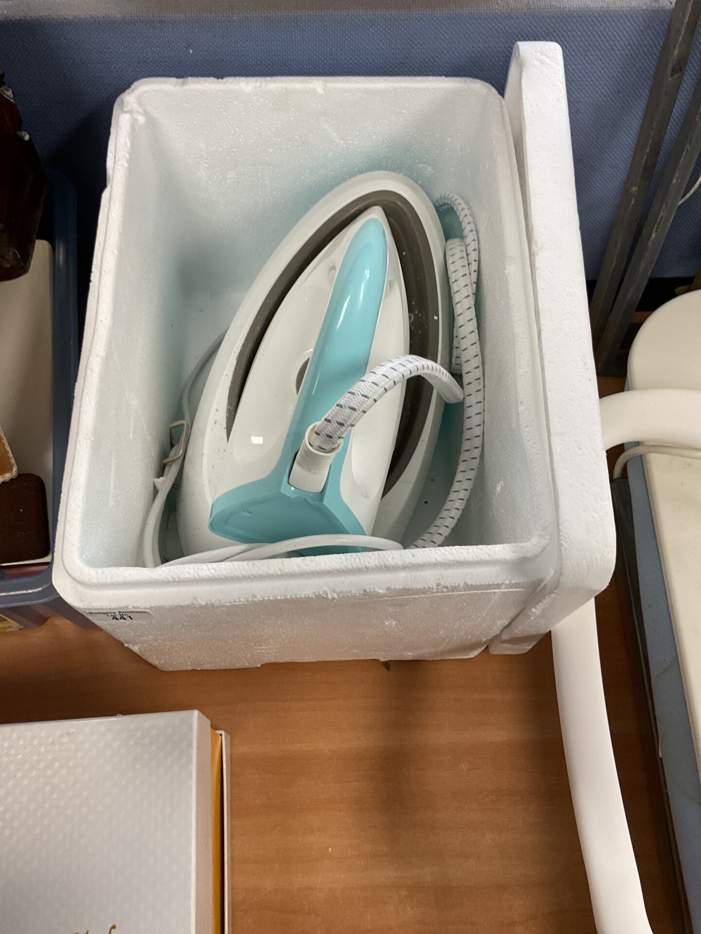 487 Morphy richards jet steam plus iron with base
