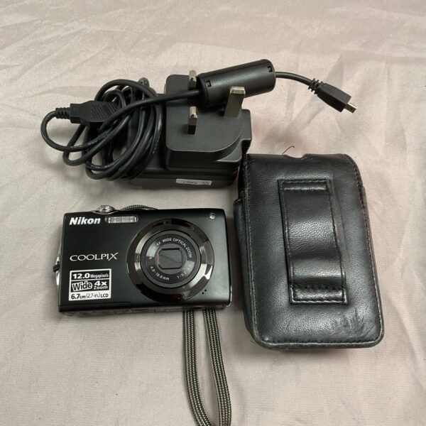 Nikon Coolpix S3000 digital camera with case and charger.
