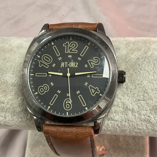 Vintage NT-082 quartz wristwatch with leather strap