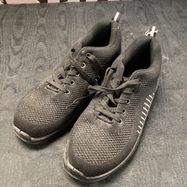 Black Hammer safety shoes size 8 for industrial work.