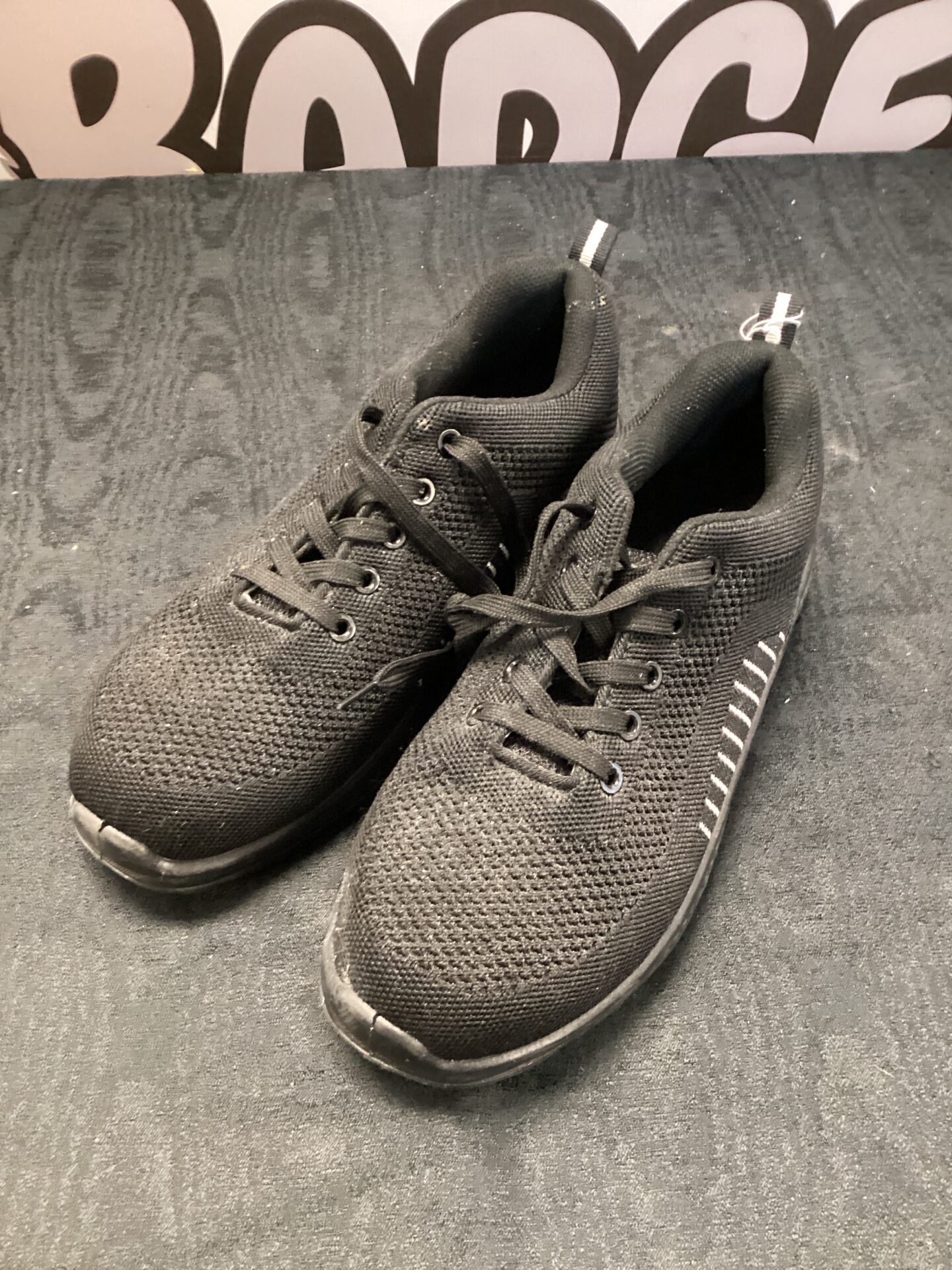 554 Pair of size 8 black hammer safety shoes