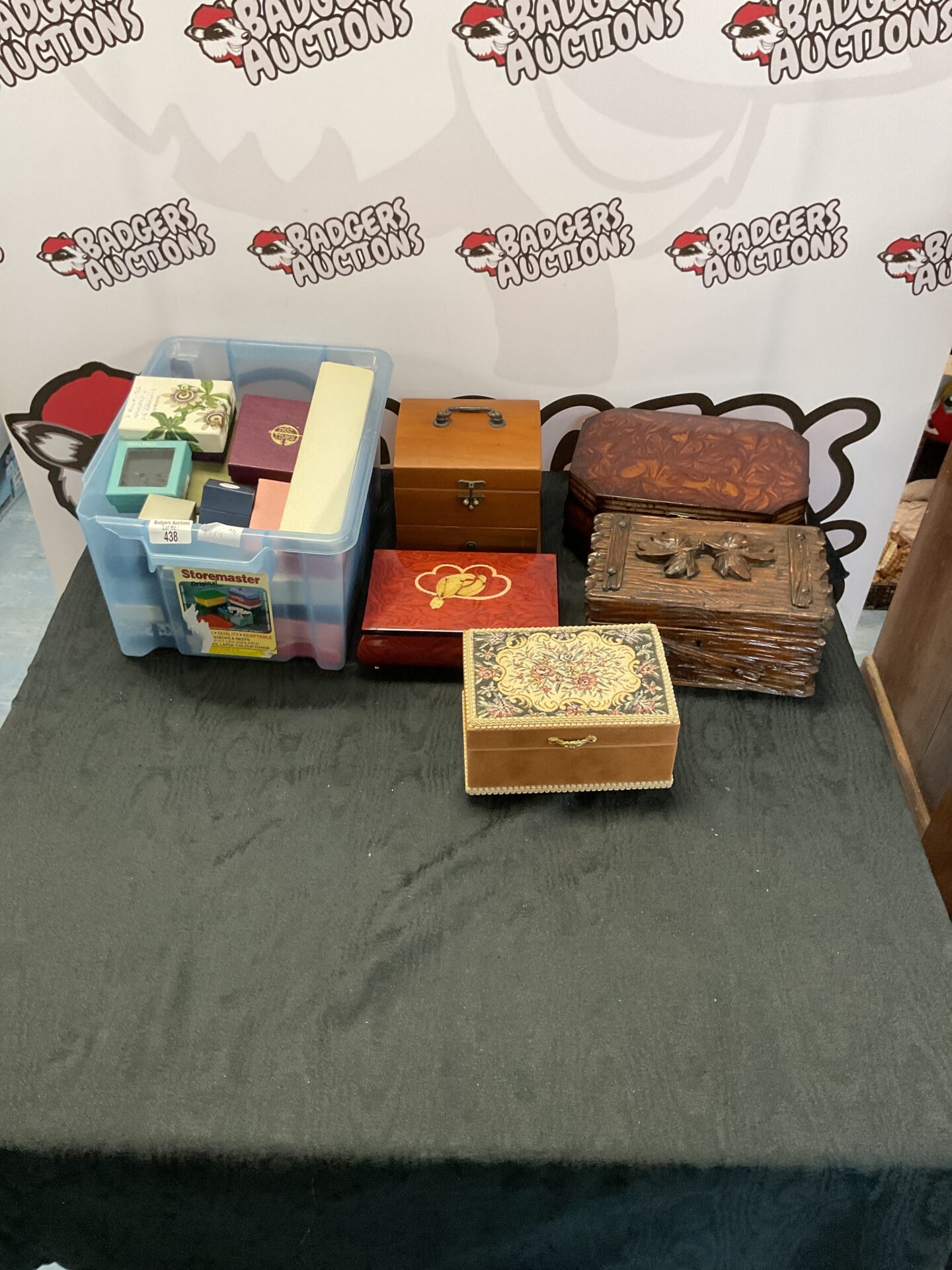 438 Quantity of empty jewellery cases and boxes