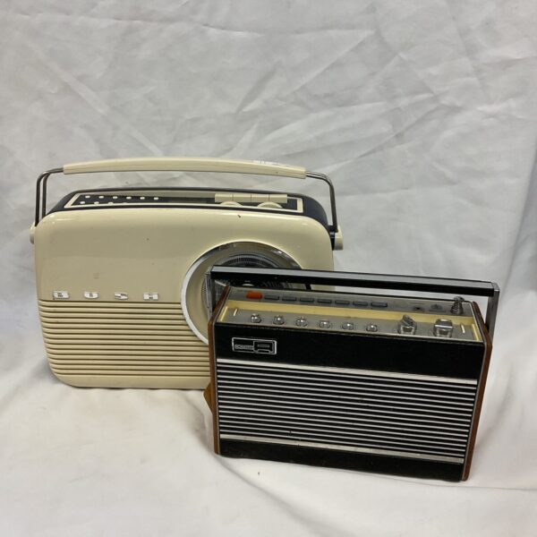 Vintage Roberts RP26 radio in cream and black.