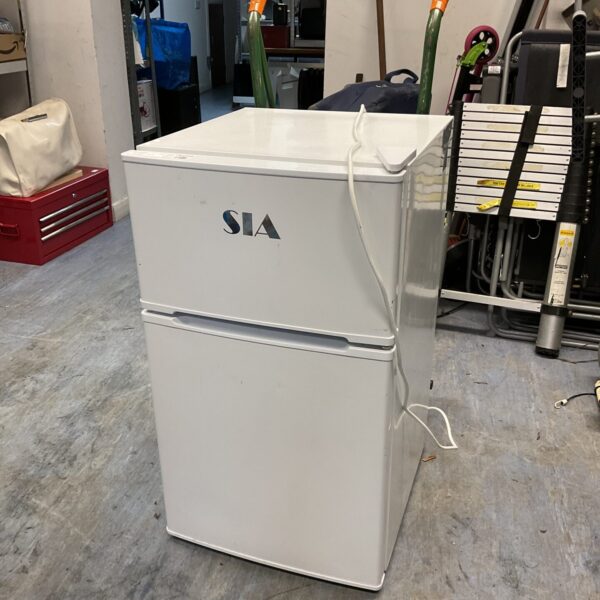 White SIA under counter fridge freezer in a domestic setting.
