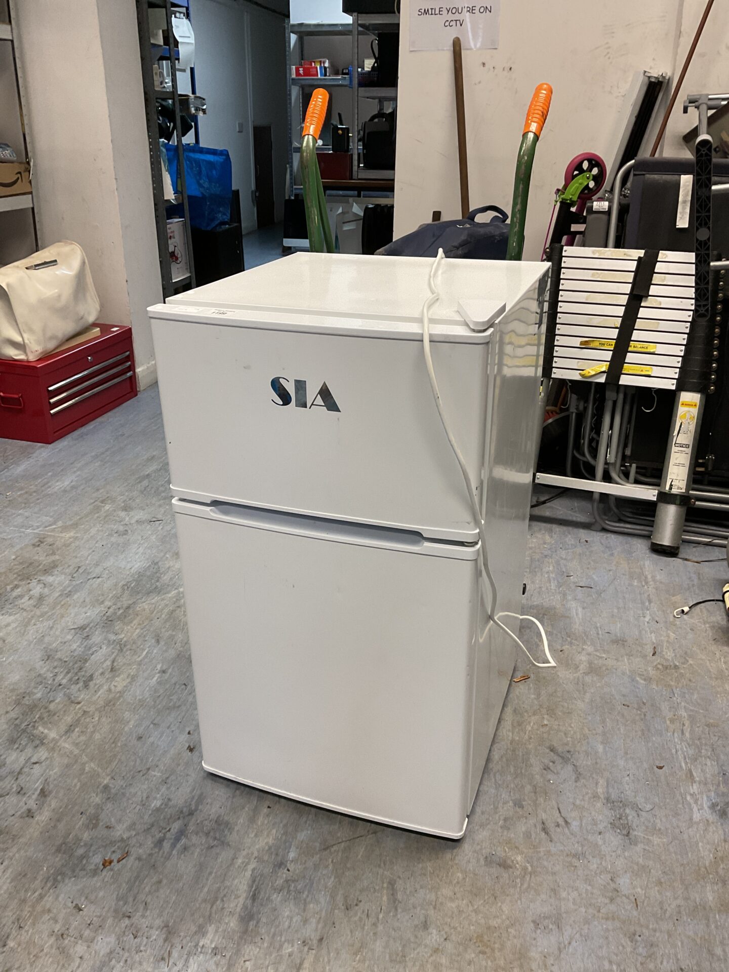 1181 Small under counter sia fridge freezer