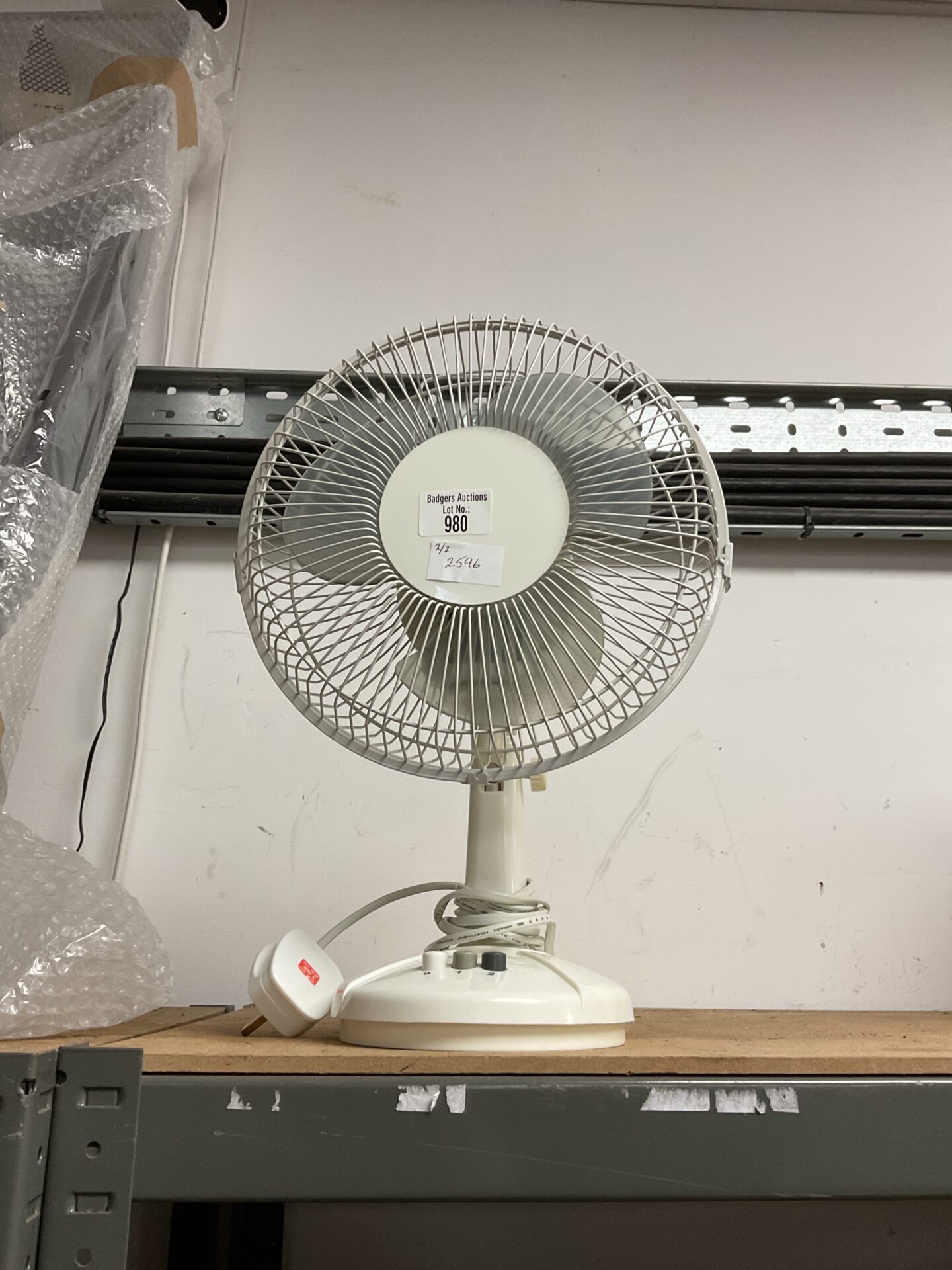 1008 Small white desk fan working