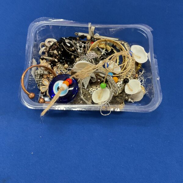 Mixed lot of vintage and fashion costume jewellery assortment.